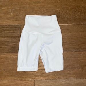 Lululemon • White Align Biker Shorts 8” Size 0